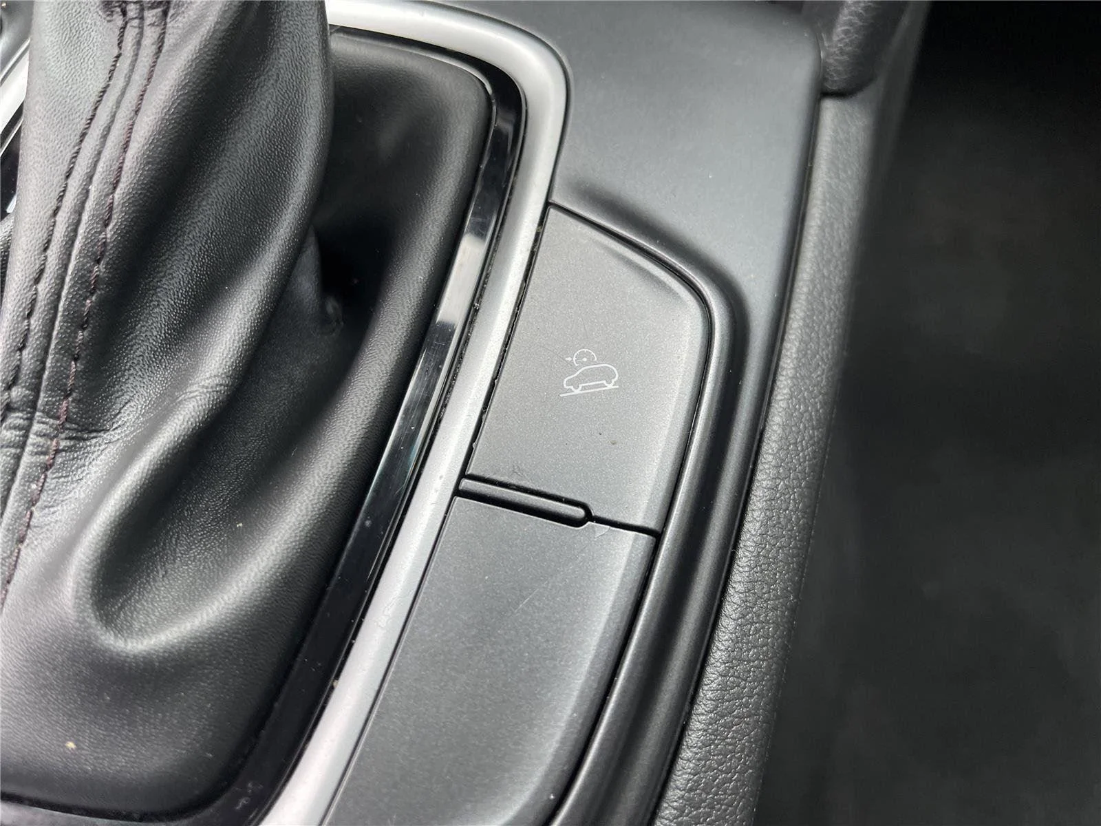 Used 2020 Chalk White Hyundai SE image 25