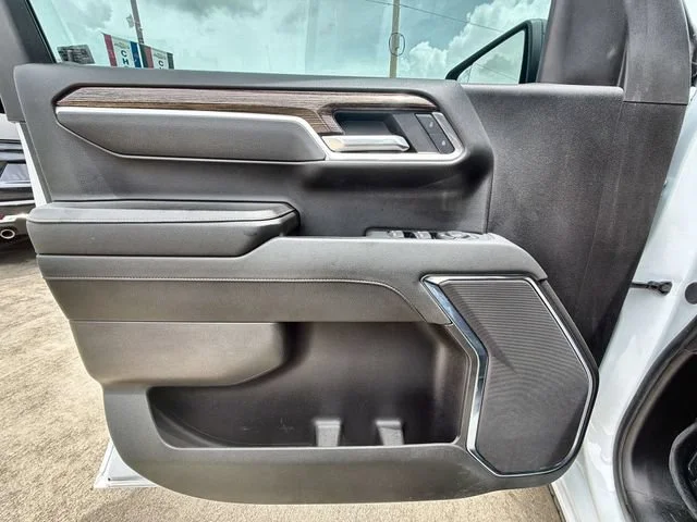 Used 2024 Summit White GMC Elevation image 21
