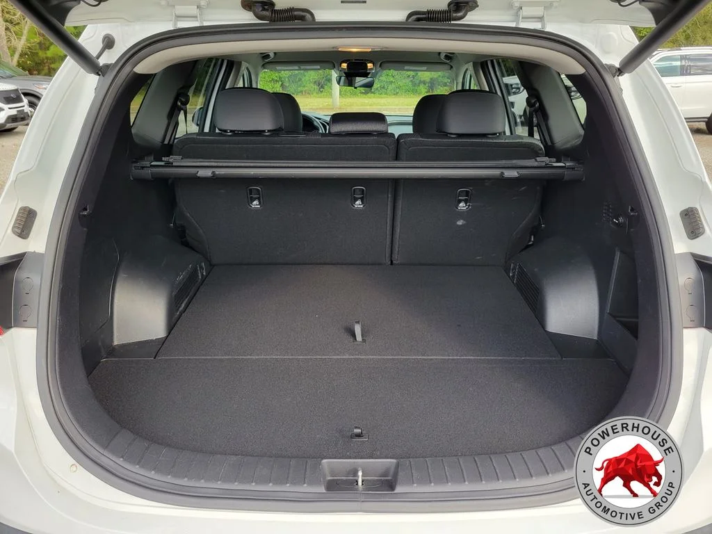 Used 2023 White Hyundai SEL image 14