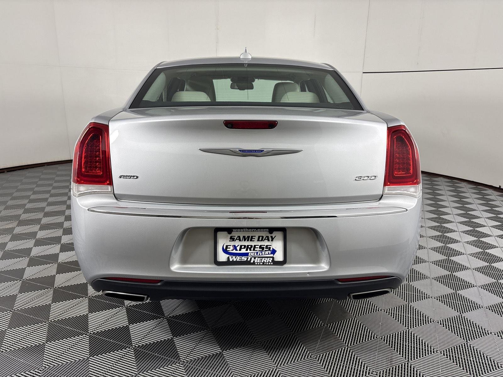 Used 2020 Silver Mist Clearcoat Chrysler Touring L image 18