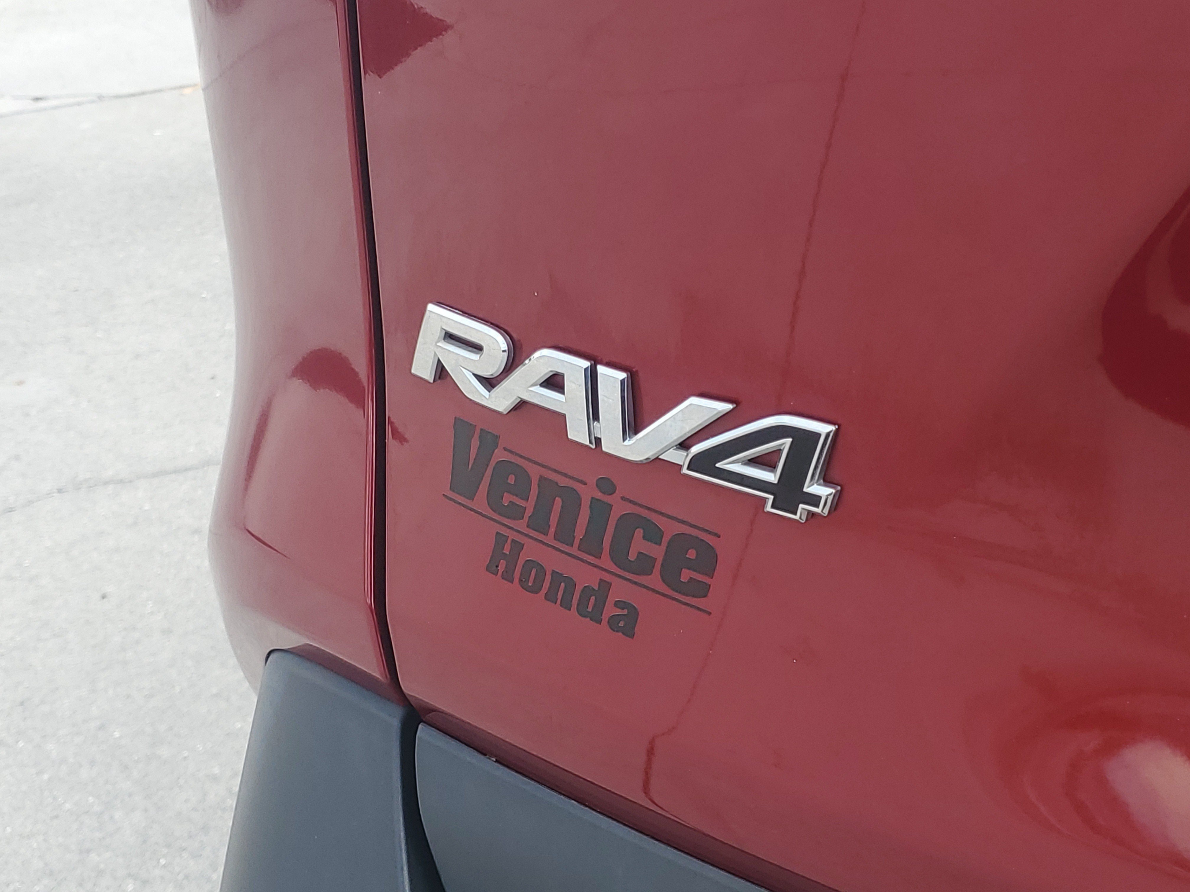 Used 2019 Pearl Toyota XLE Premium image 12