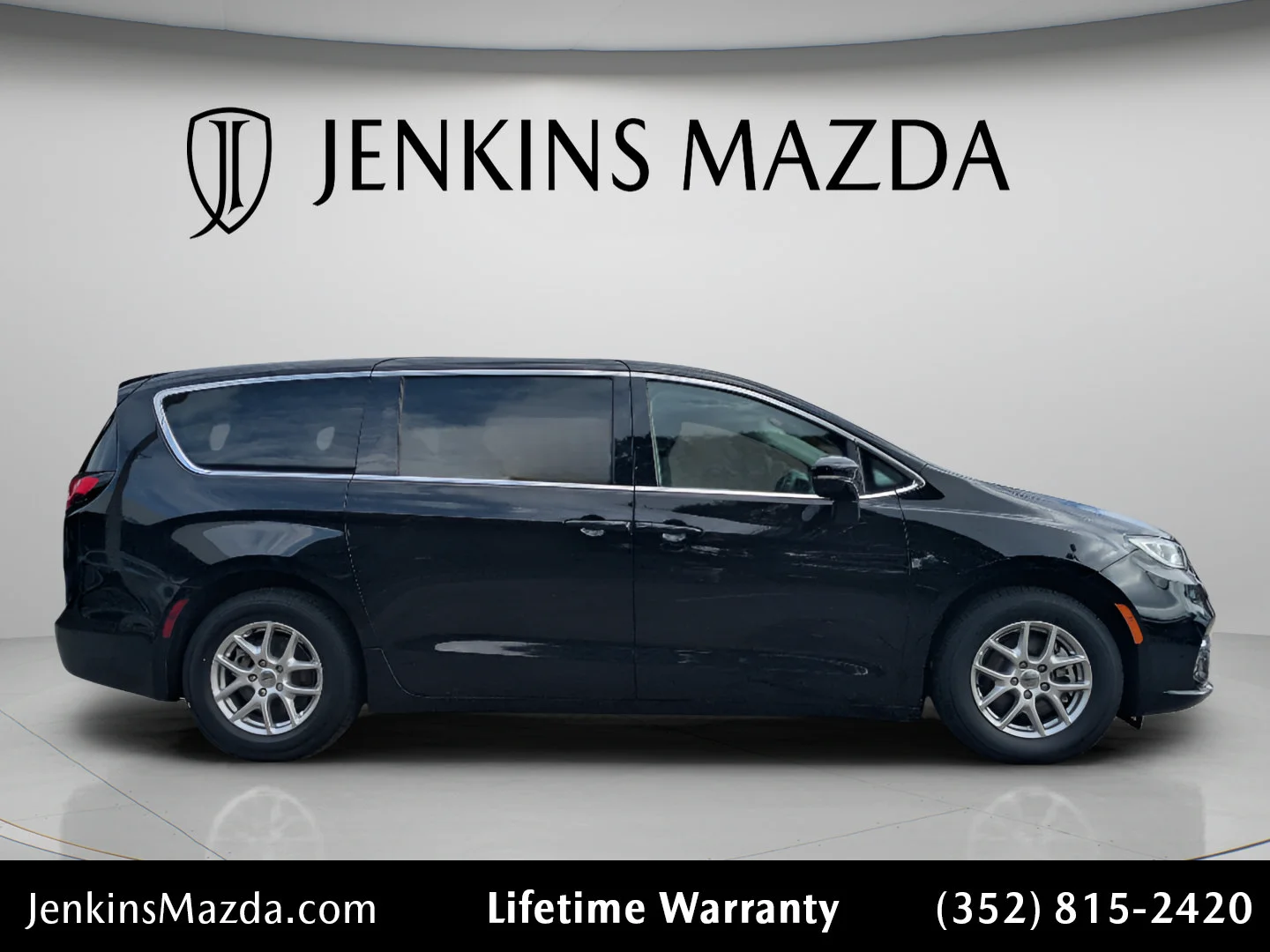 Used 2024 Diamond Black Crystal Pearlcoat Chrysler Touring L image 8