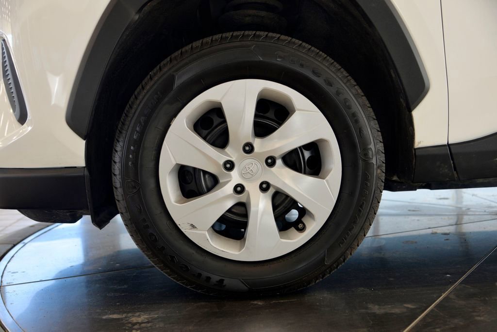 2020 Toyota RAV4 LE - Photo 10