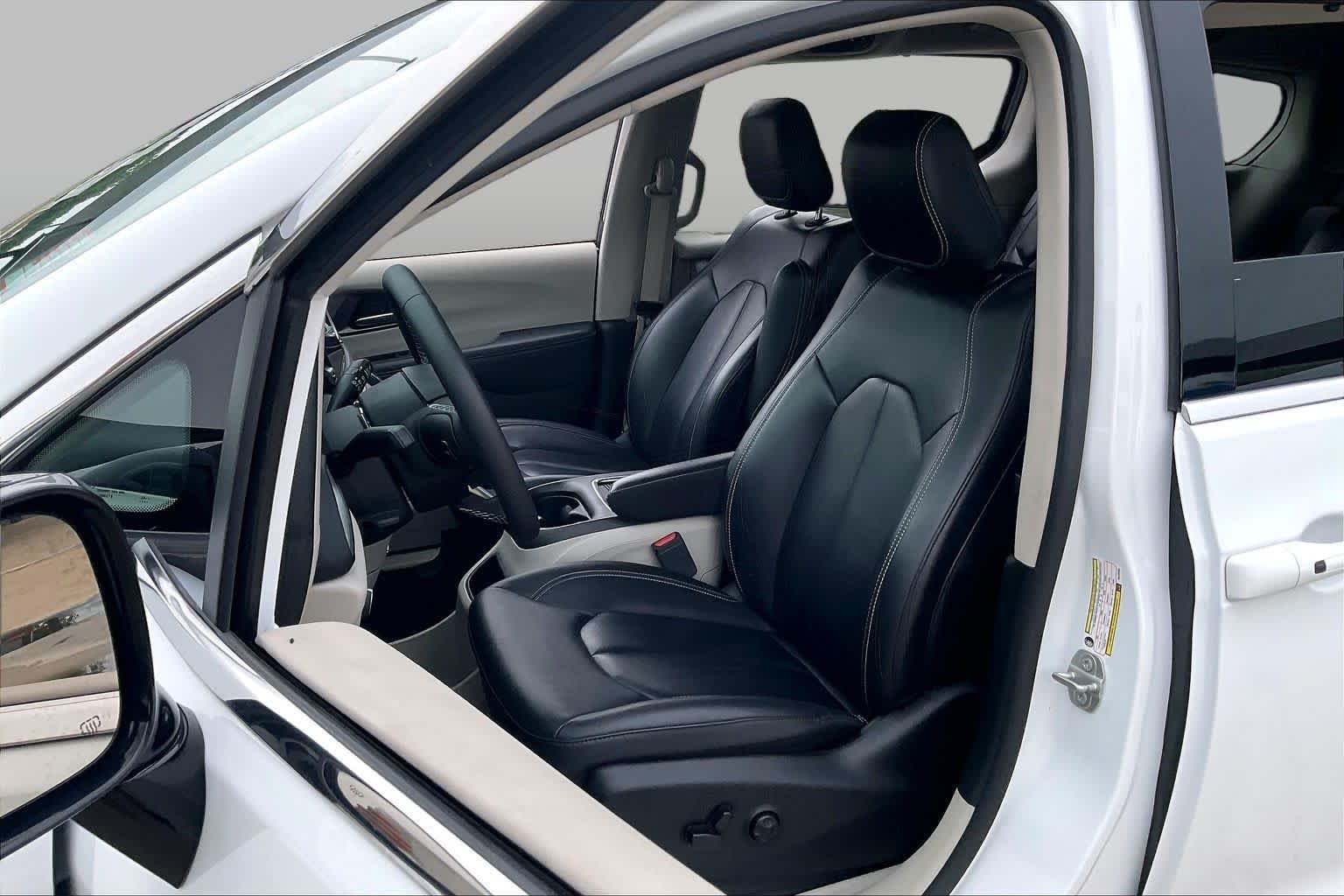 Used 2024 Bright White Clearcoat Chrysler Touring L image 8