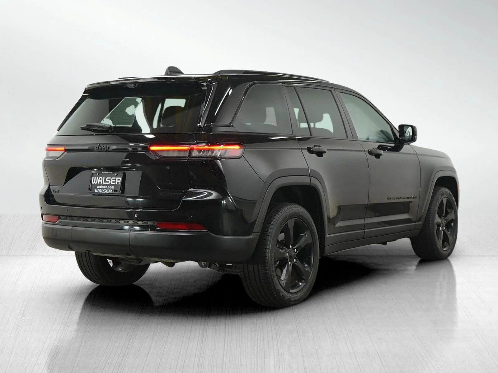 Used 2023 Diamond Black Crystal Pearlcoat Jeep Limited image 5