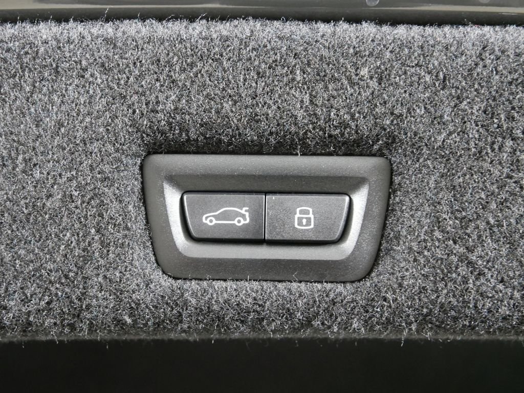 2025 BMW 7 Series 750e - Photo 26