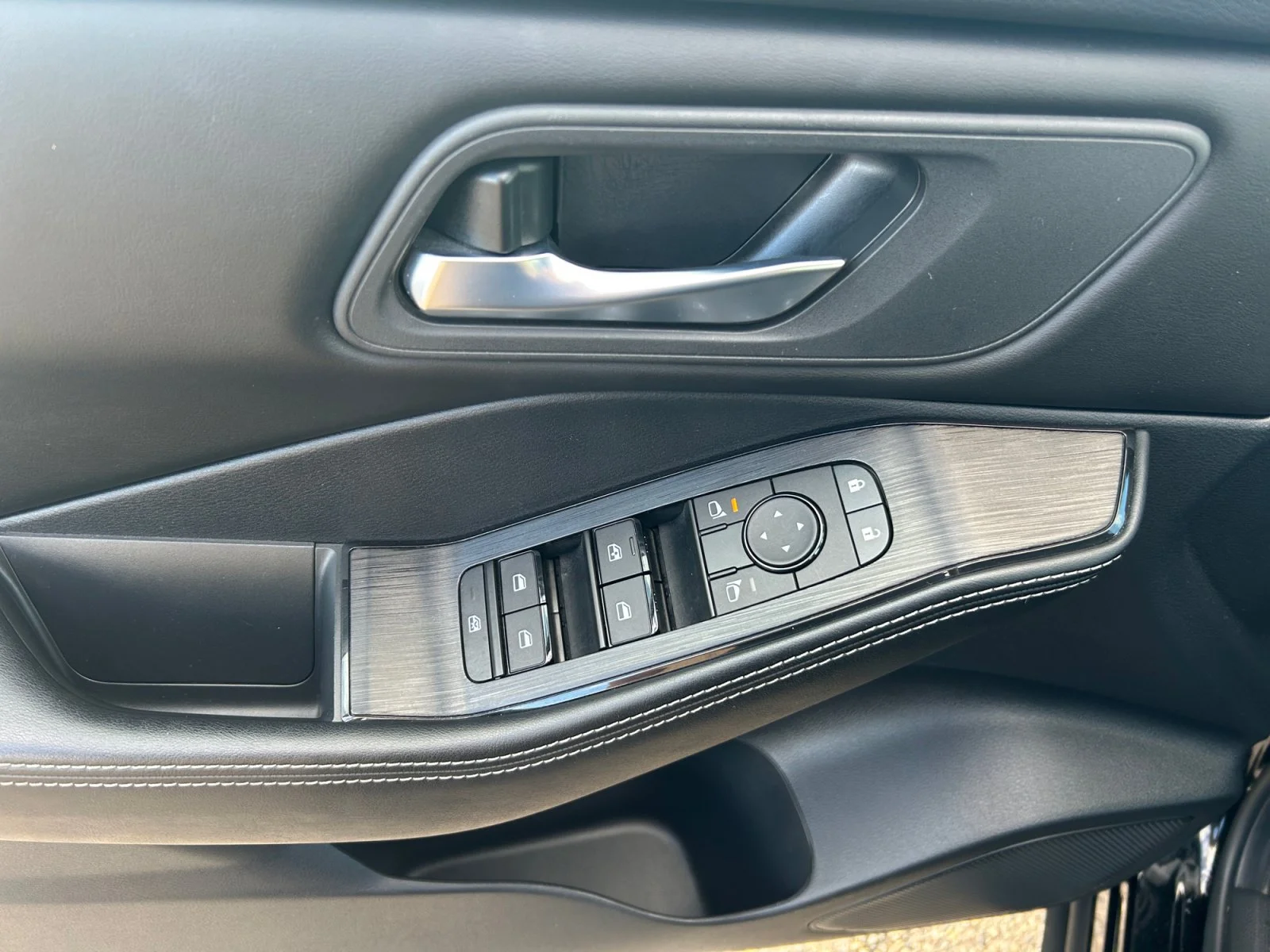 Used 2024 Black Nissan SV Moonroof AWD image 17