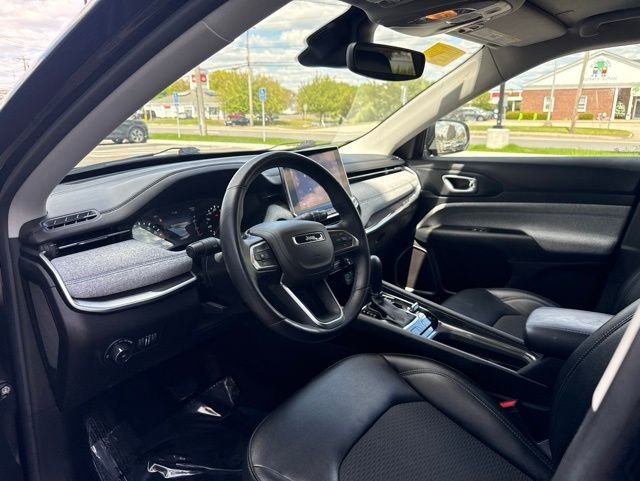 Used 2022 Black Jeep Latitude image 9