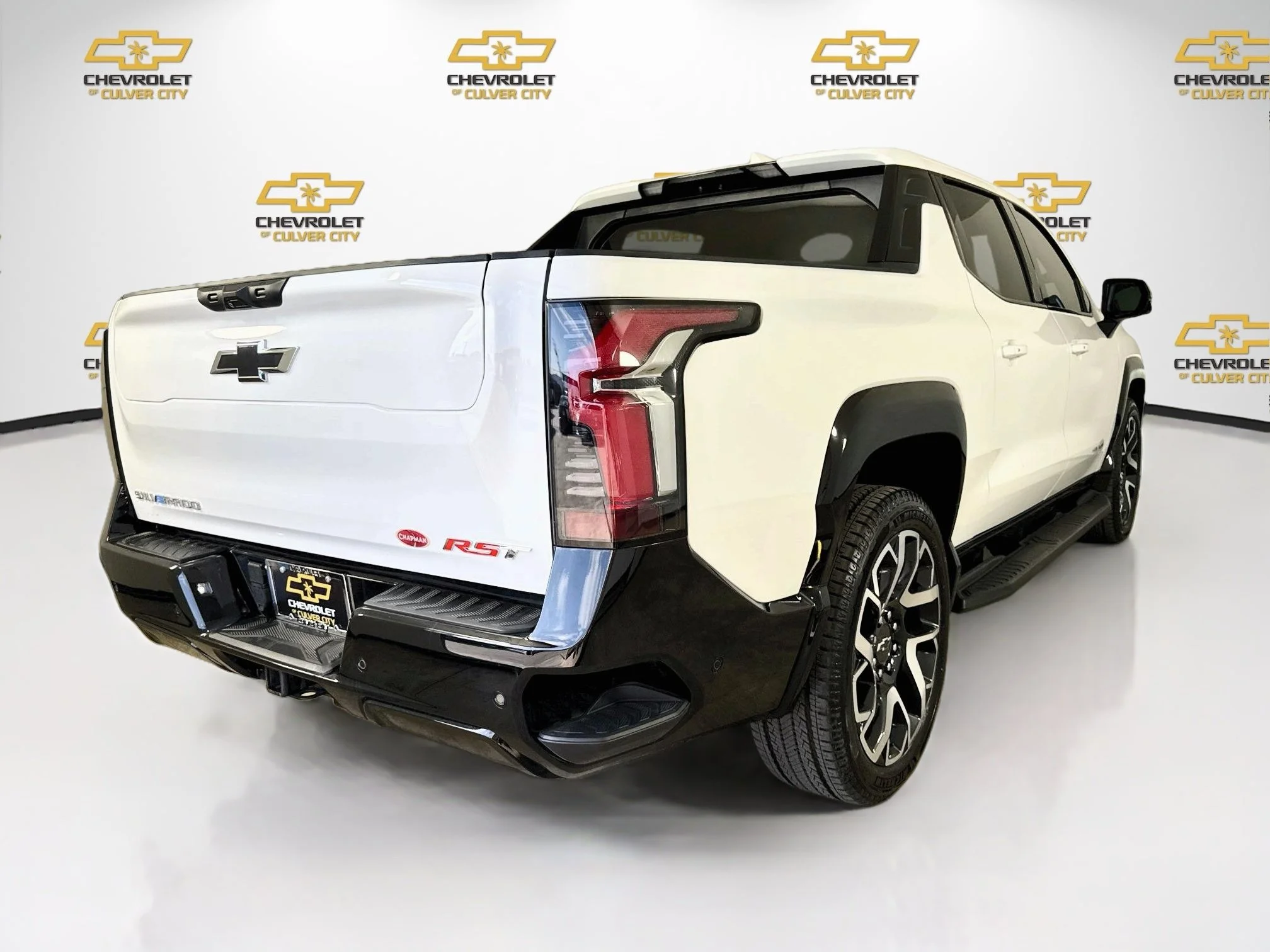 Used 2025 Summit White Chevrolet RST - Extended Range image 8