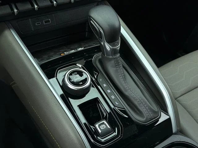 Used 2025 White Chevrolet ZR2 image 27