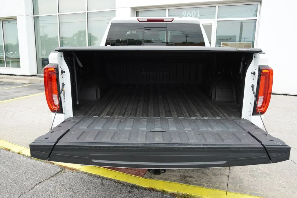 Used 2025 White GMC AT4 image 17