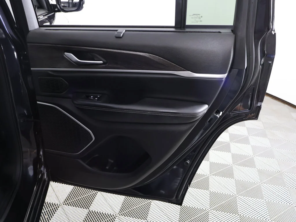Used 2022 Midnight Jeep 4xe image 32