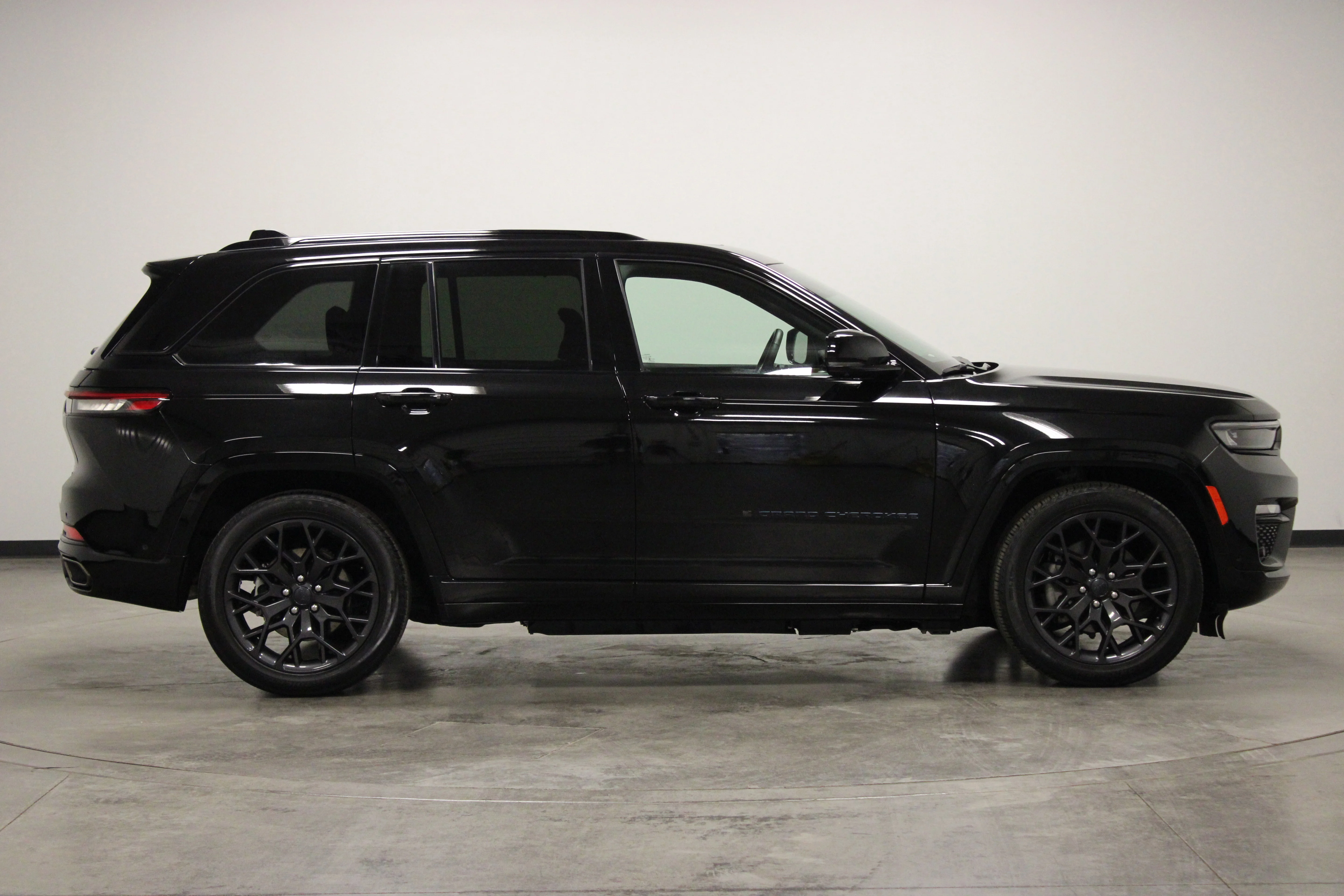 Used 2023 Diamond Black Crystal Pearlcoat Jeep Summit Reserve 4xe image 9