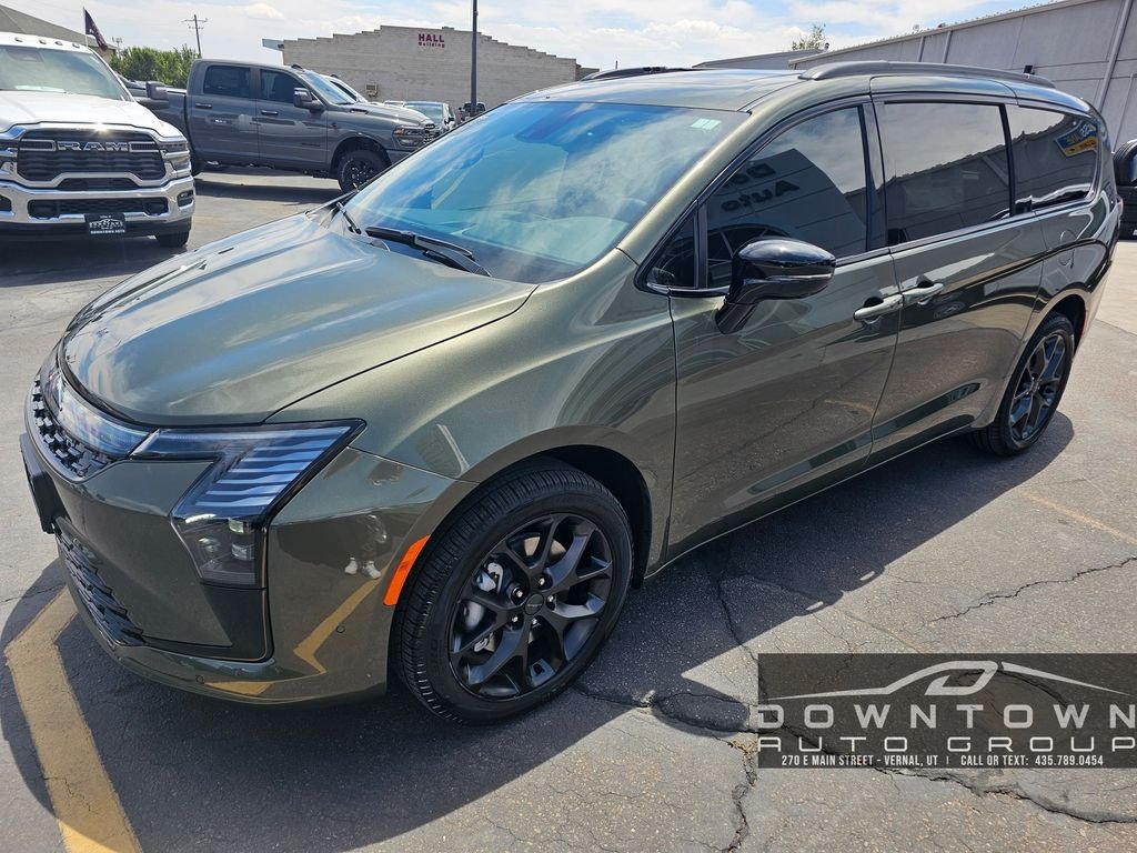 New 2027 Olive Green Pearl-Coat Exterior Paint Chrysler Limited image 7