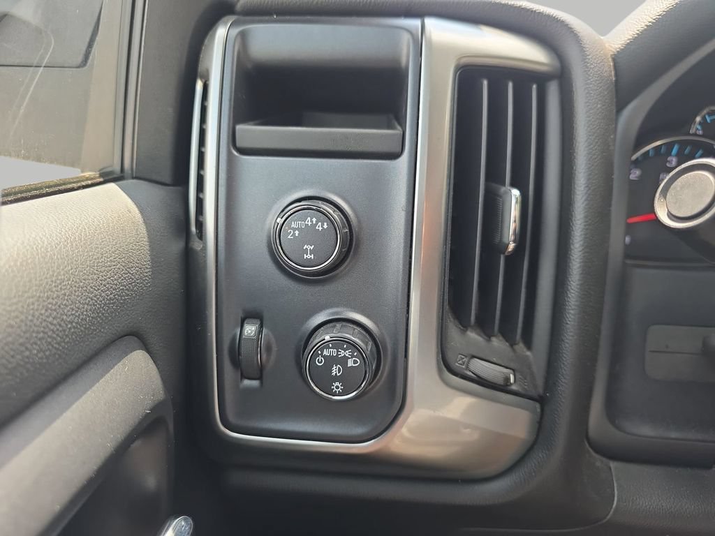 Used 2017 GRAPHITE METALLIC Chevrolet LT image 19