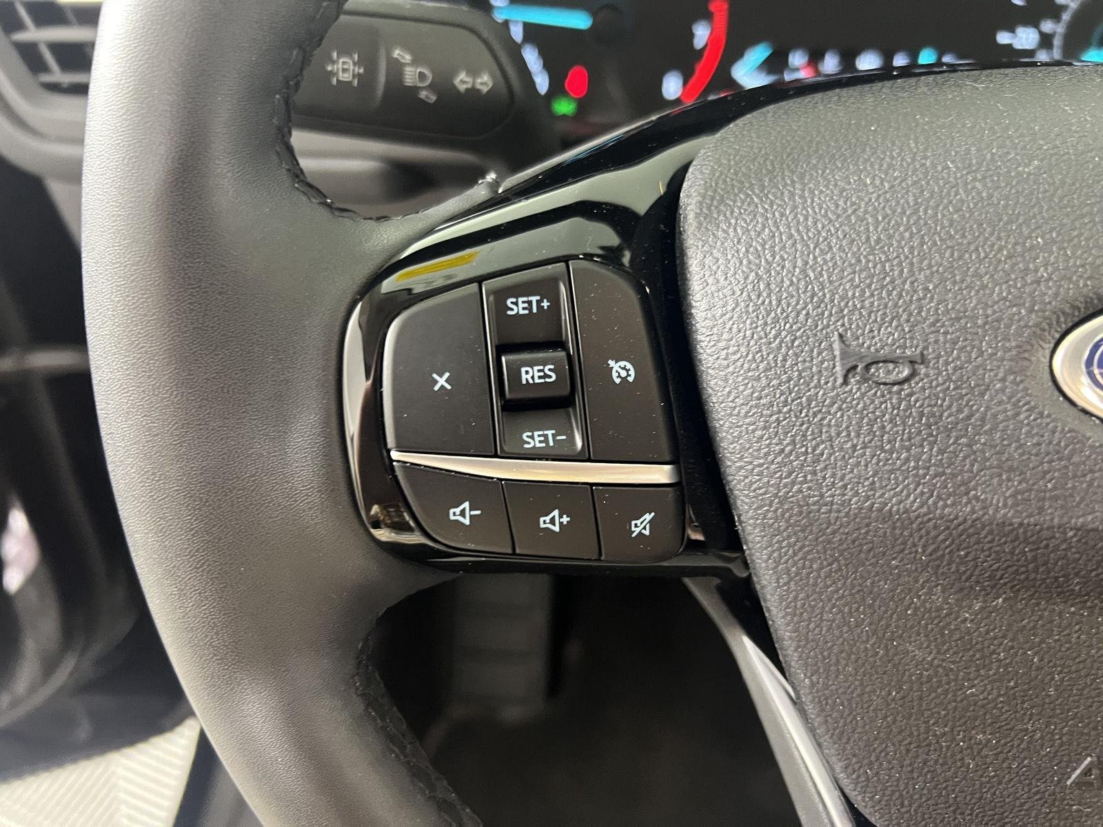 Used 2022 Agate Black Ford SE image 15