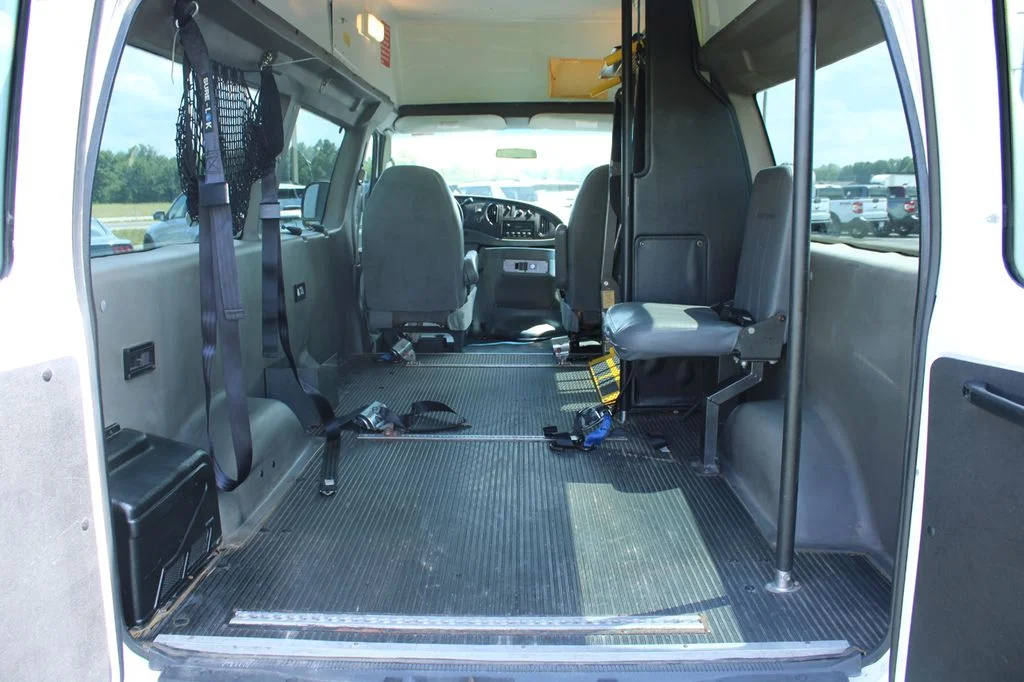 Used 2007 White Ford Commercial image 11