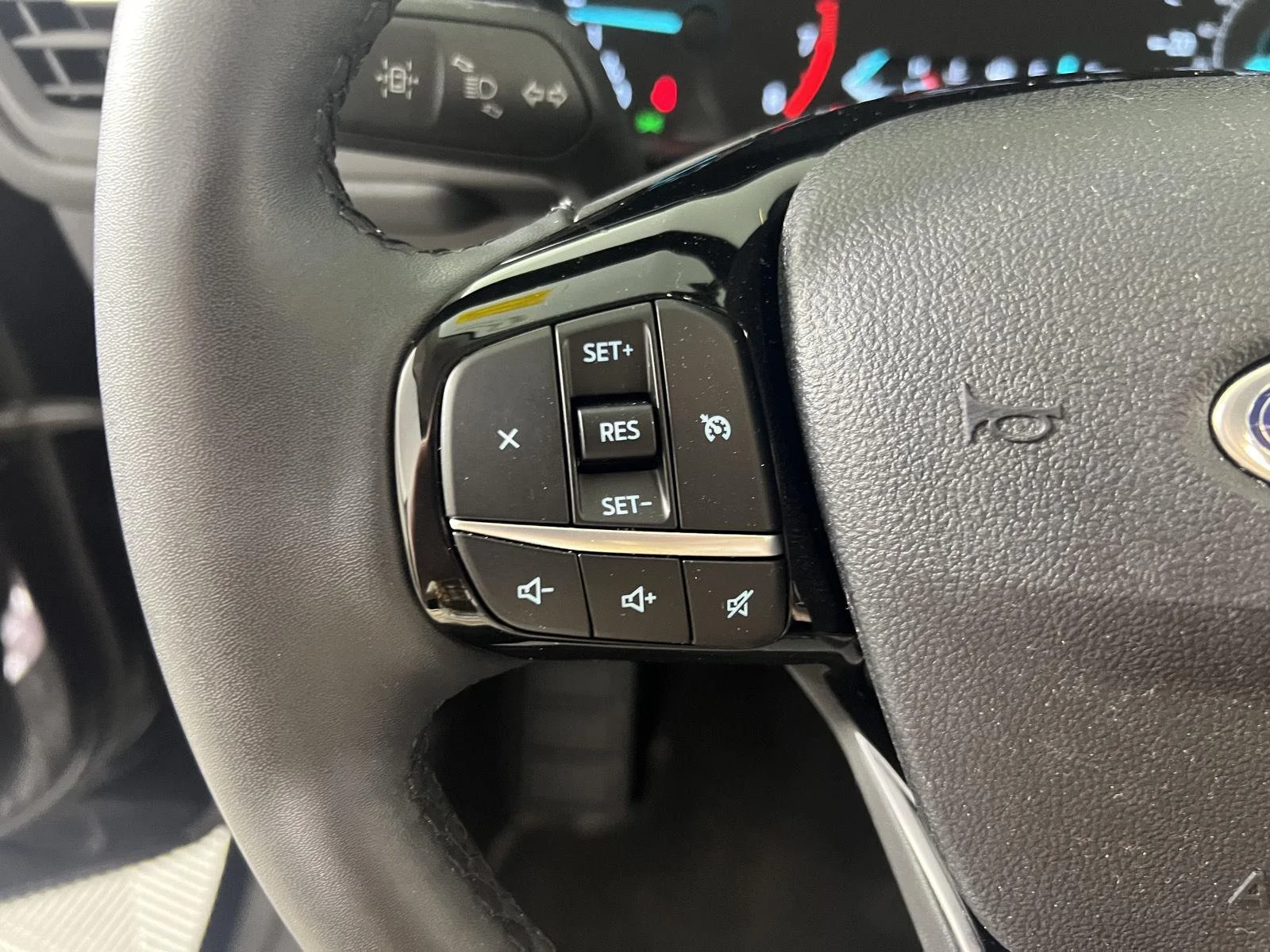 Used 2022 Agate Black Ford SE image 15