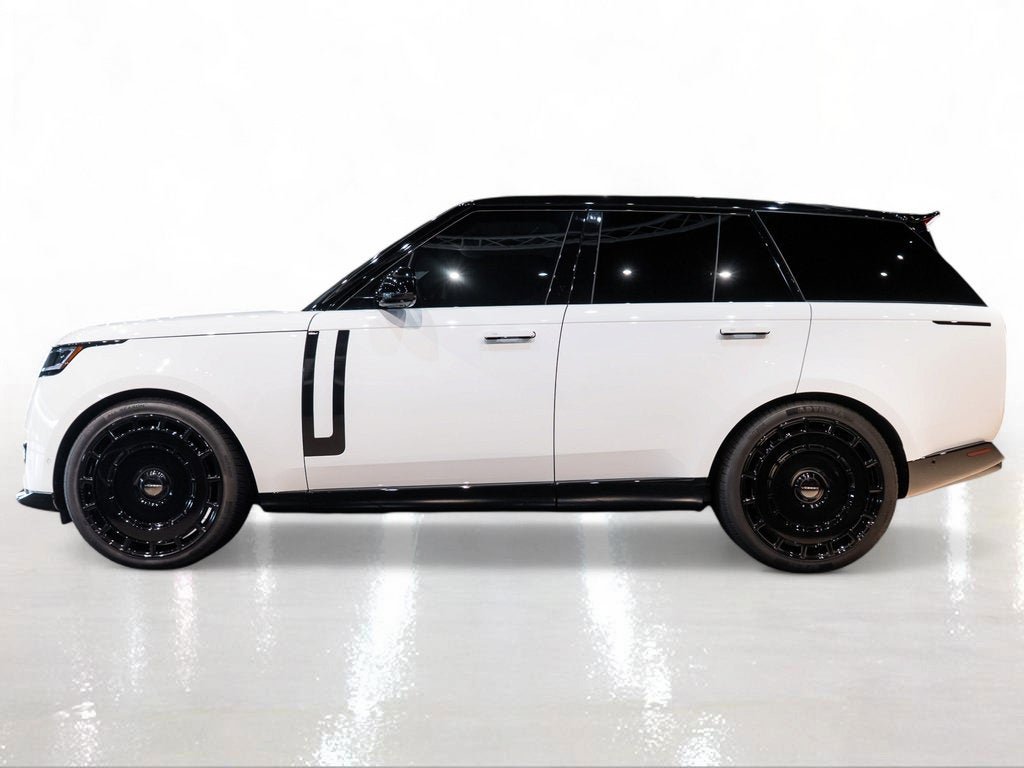 Used 2025 Fuji White Land Rover SE image 3