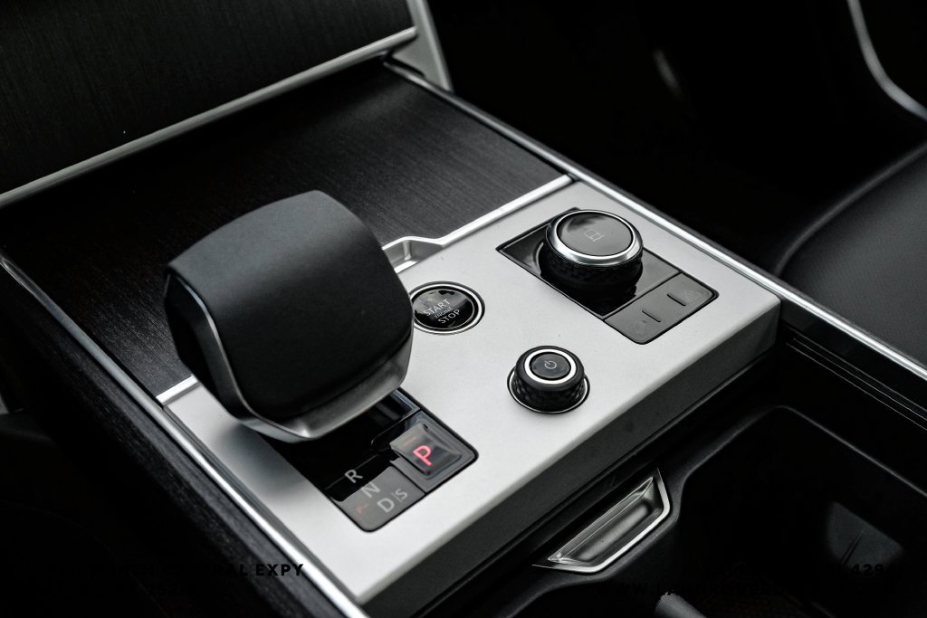 New 2027 Fuji White Land Rover SE image 23