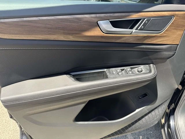 New 2026 Black Volkswagen 2.0T SE w/Technology image 13