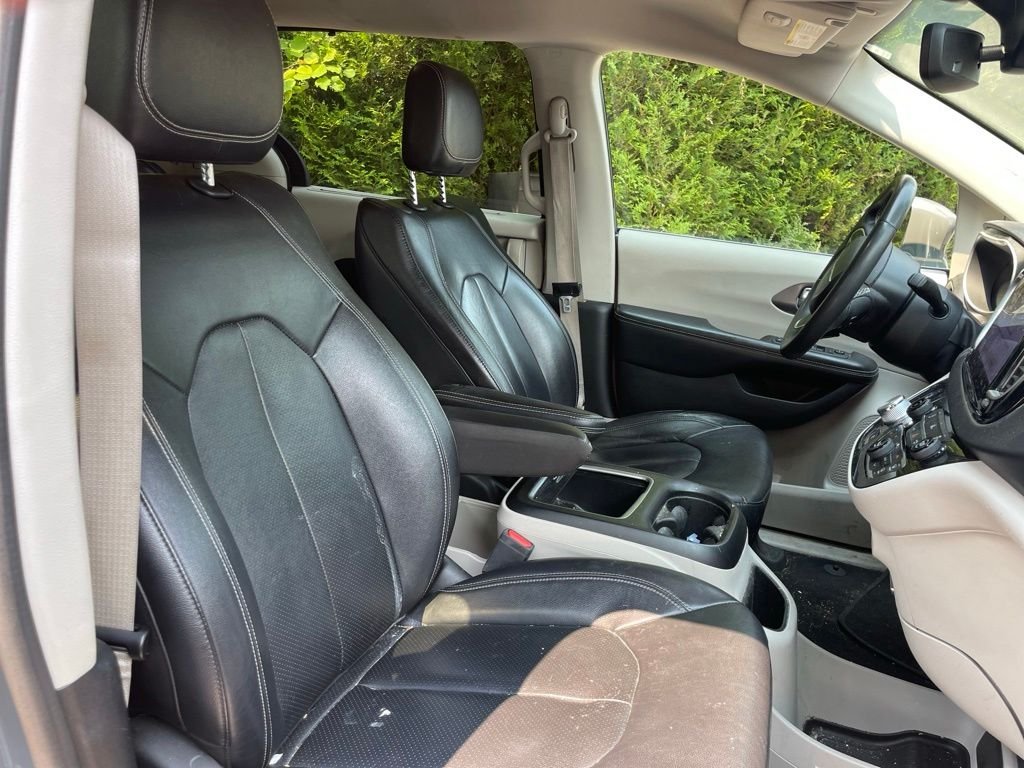Used 2022 Ceramic Gray Clearcoat Chrysler Touring L image 27