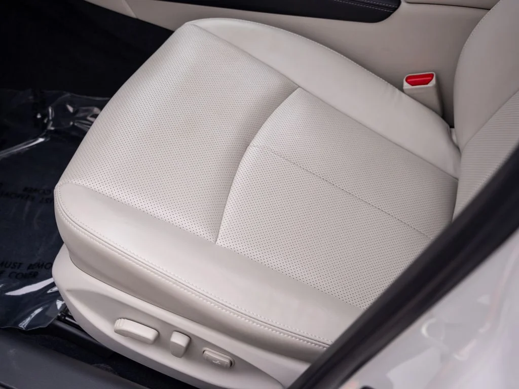 Used 2023 White INFINITI LUXE image 15