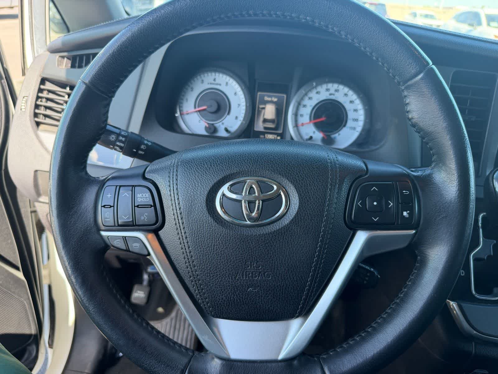 Used 2015 Super White Toyota SE Premium image 12