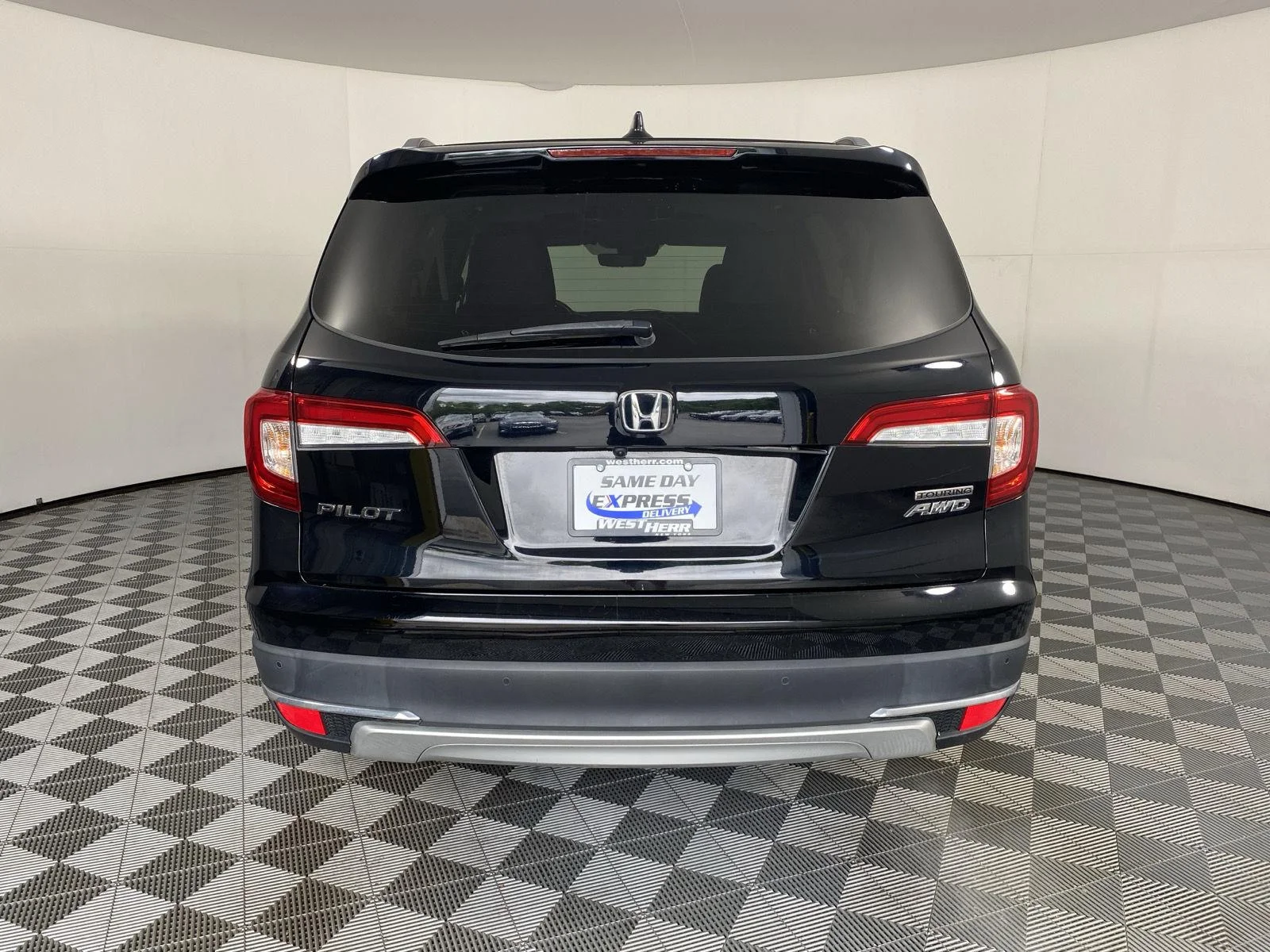 Used 2022 Crystal Black Pearl Honda Touring w/Rear Captain's Chairs image 6
