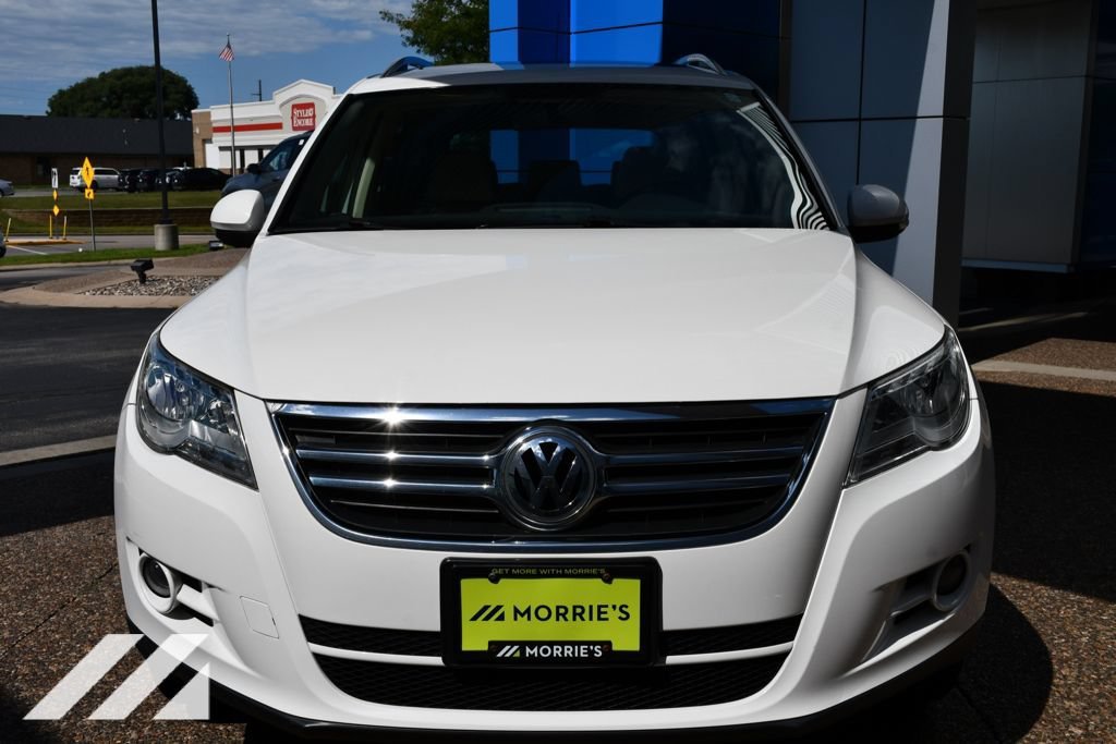 Used 2010  Volkswagen SE image 12