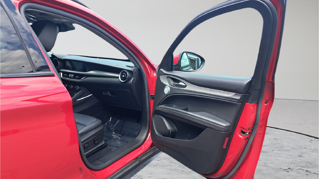 Used 2018 Red Alfa Romeo Base image 15