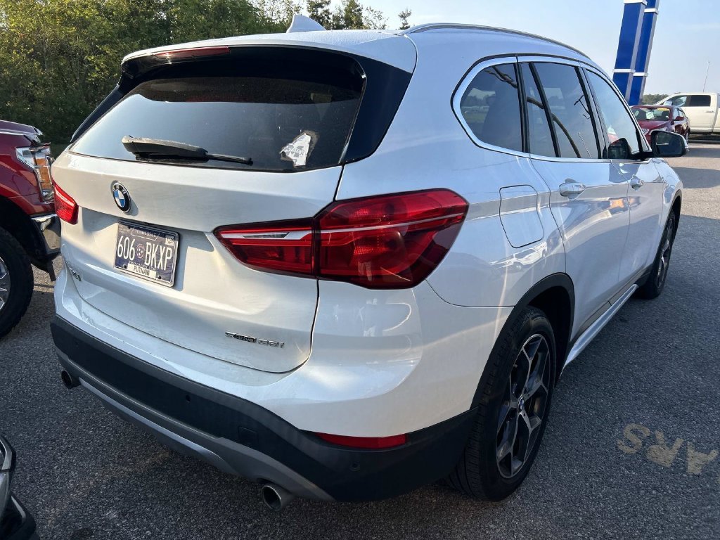 Used 2019 Alpine White BMW sDrive28i image 3