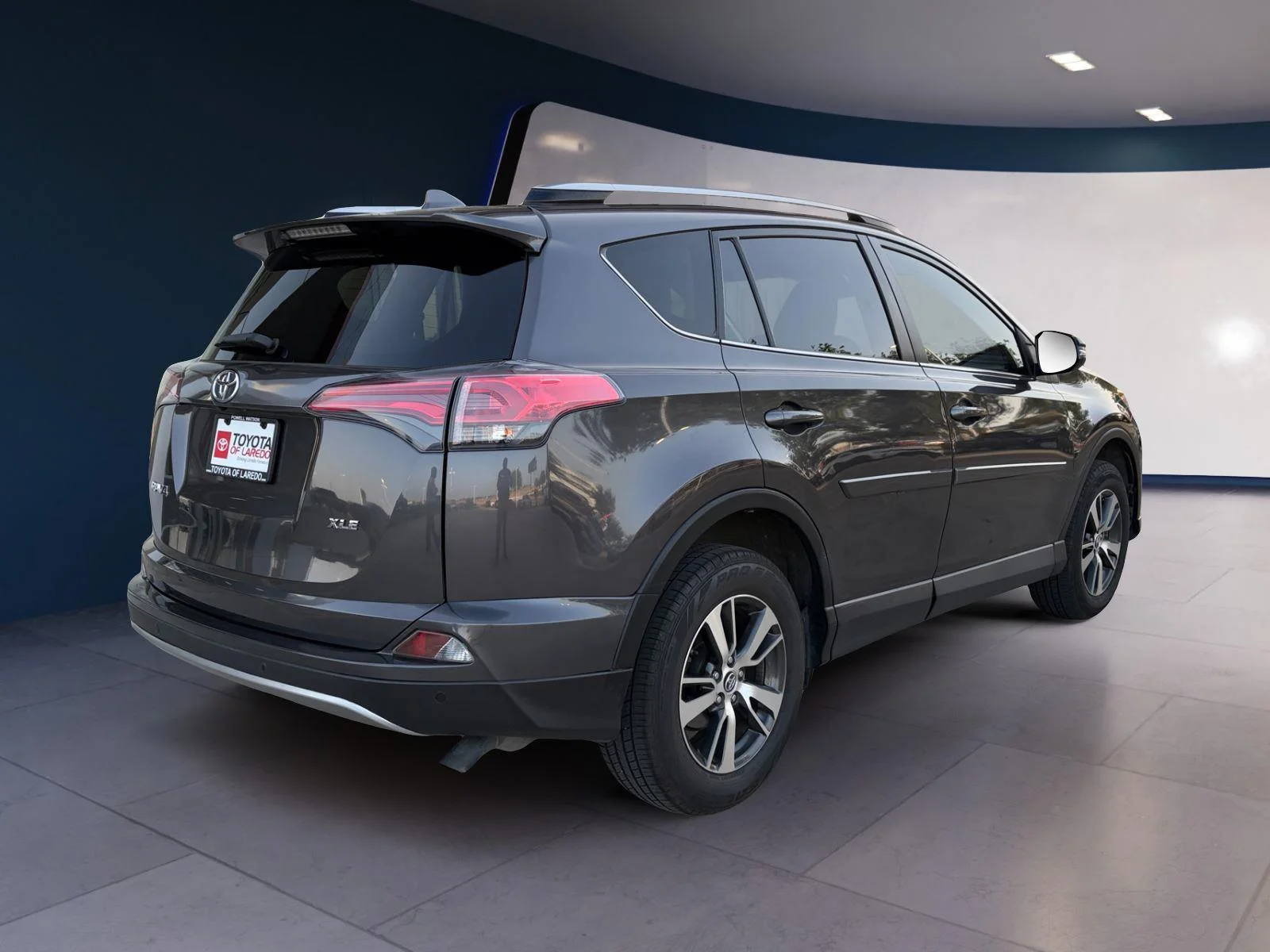 Used 2018 Magnetic Gray Metallic Toyota XLE image 5
