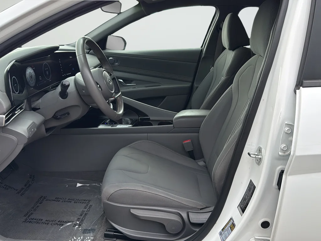 Used 2023 White Hyundai SEL image 10