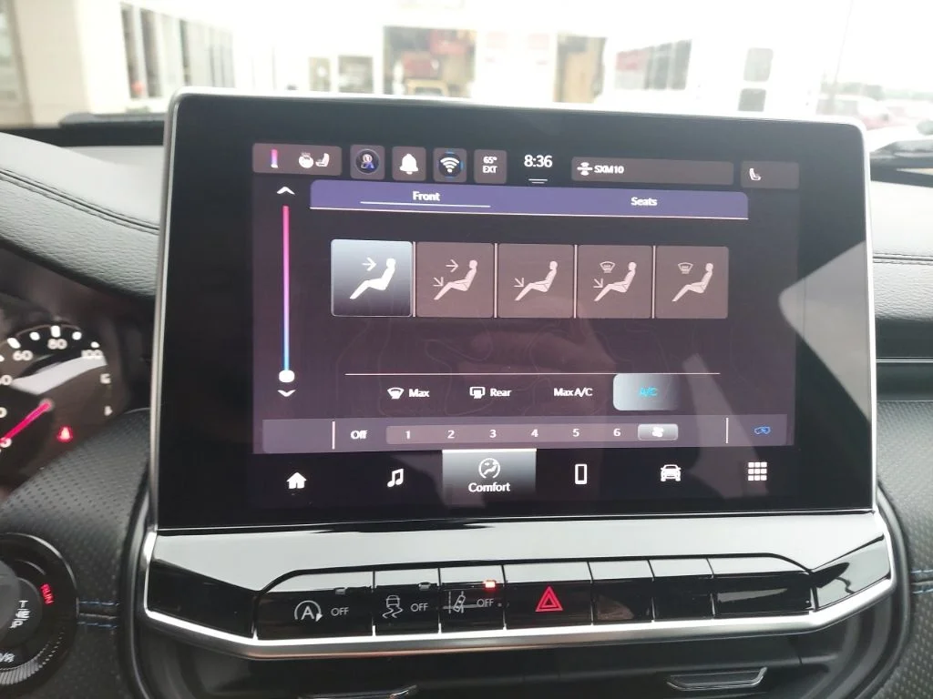 New 2026 Hydro Blue Pearlcoat Jeep Latitude image 24