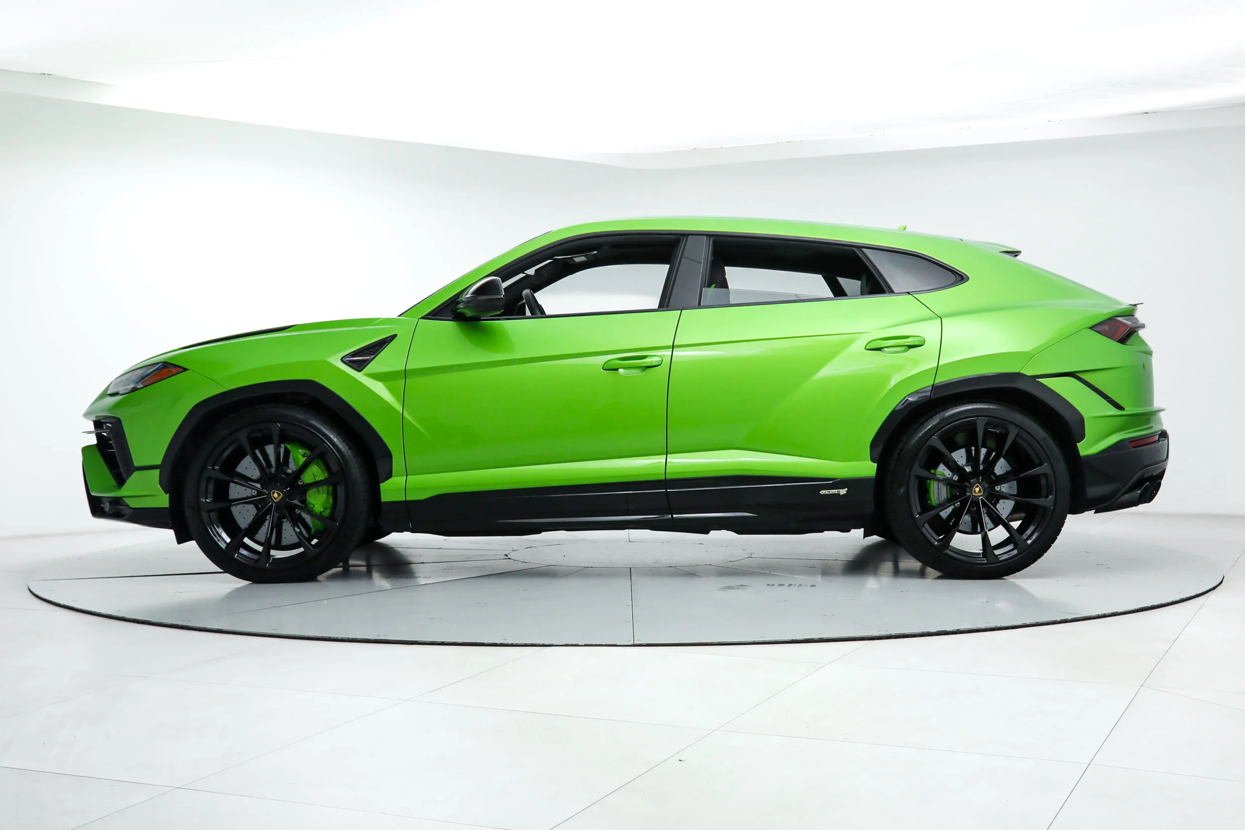 Used 2024 Green Lamborghini S image 2