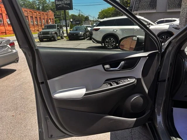 Used 2023 Gray Hyundai SE image 11