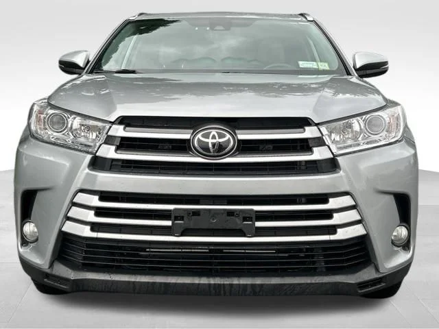 Used 2019 Silver Toyota XLE image 8