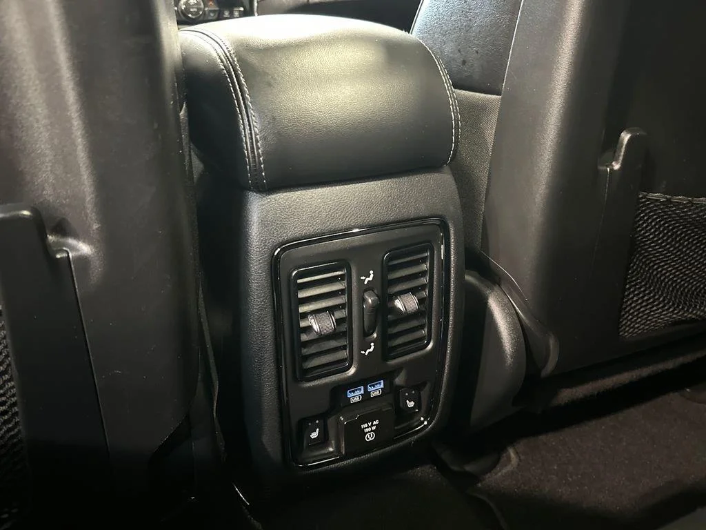 Used 2020 Diamond Black Crystal Pearlcoat Jeep Overland image 31