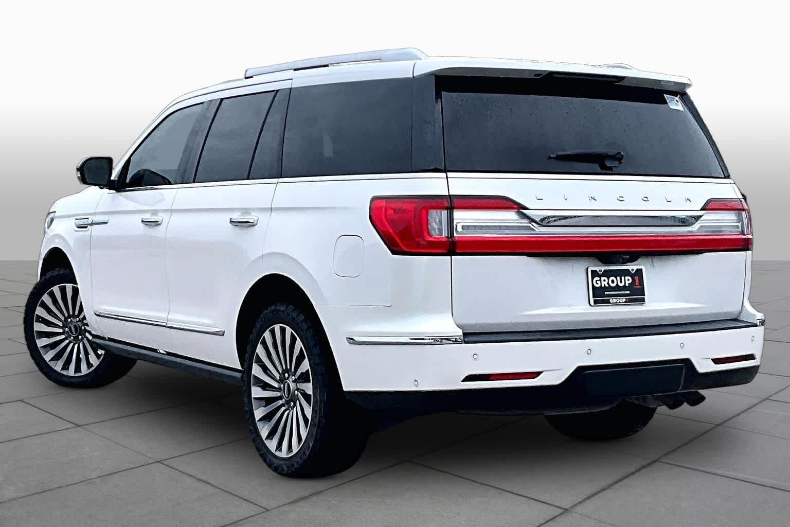 Used 2018 White Platinum Metallic Tri-Coat Lincoln Reserve image 12