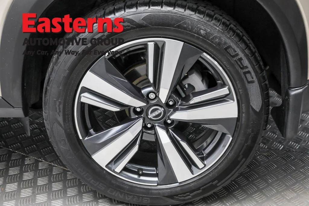 Used 2023 Silver Nissan SL image 9