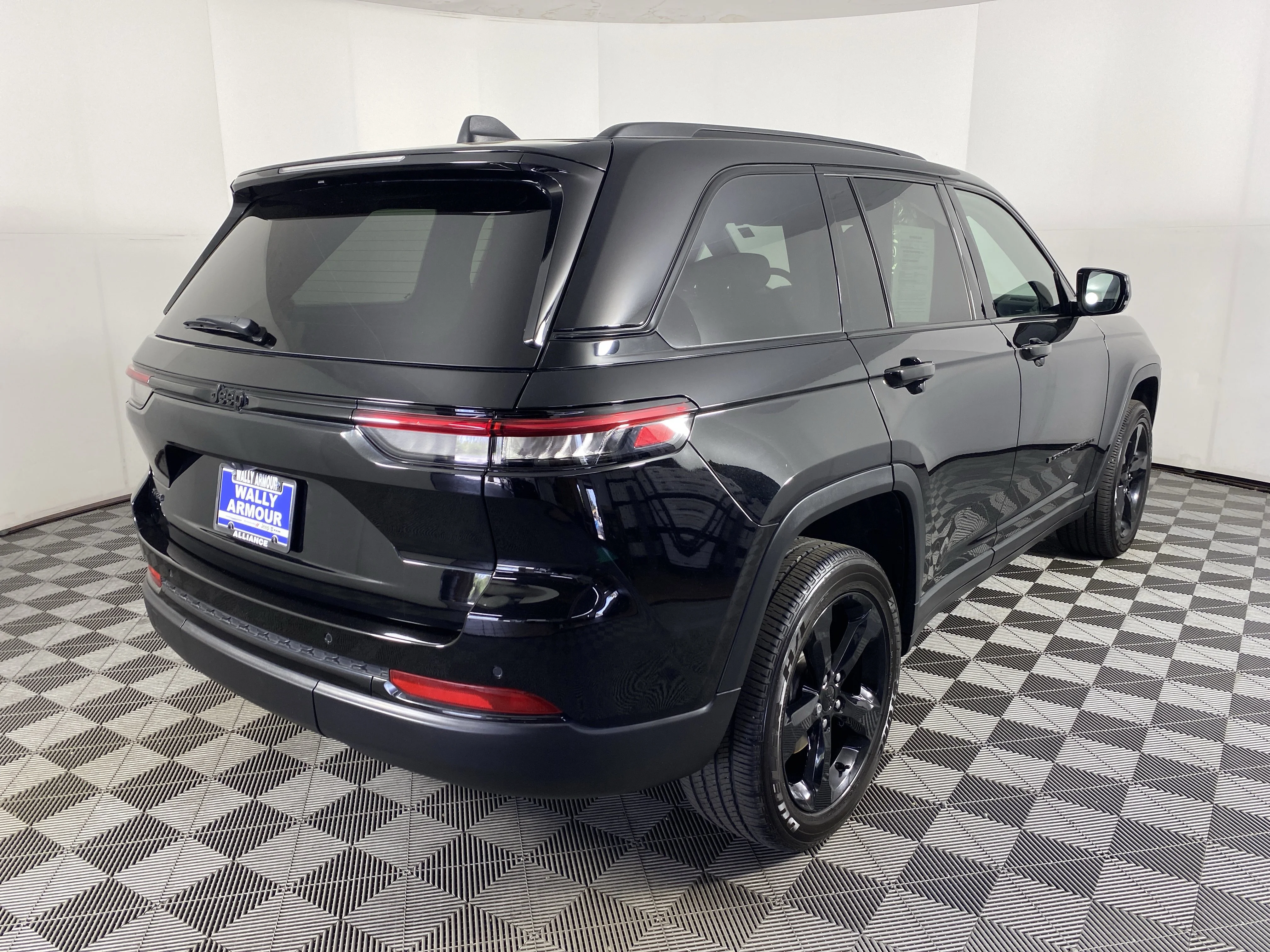 Used 2024 Diamond Black Crystal Pearlcoat Jeep Altitude X image 8