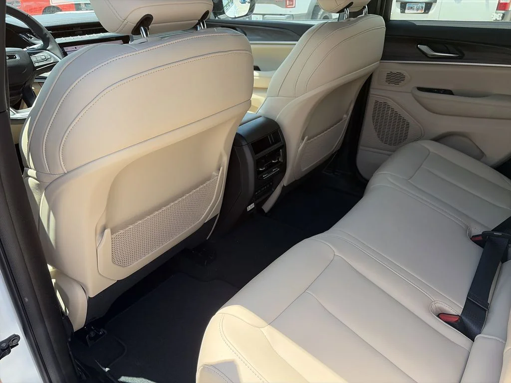 New 2026 Bright White Clear-Coat Exterior Paint Jeep Limited image 27