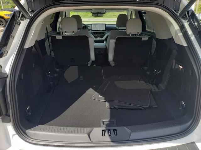 New 2026 White Ford Platinum image 6