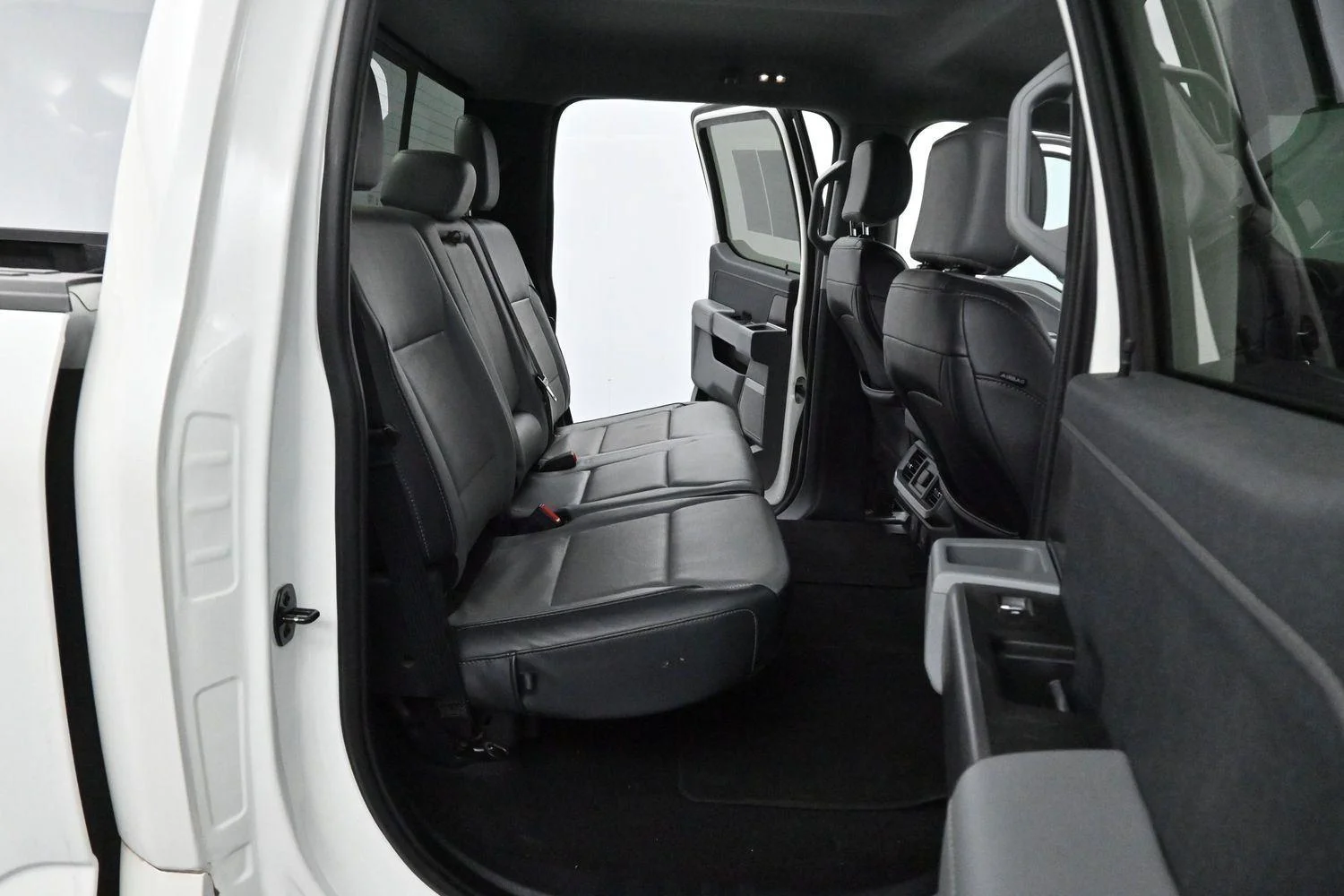 Used 2023  Ford LARIAT image 33