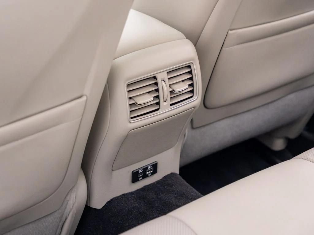 Used 2023 White INFINITI LUXE image 19