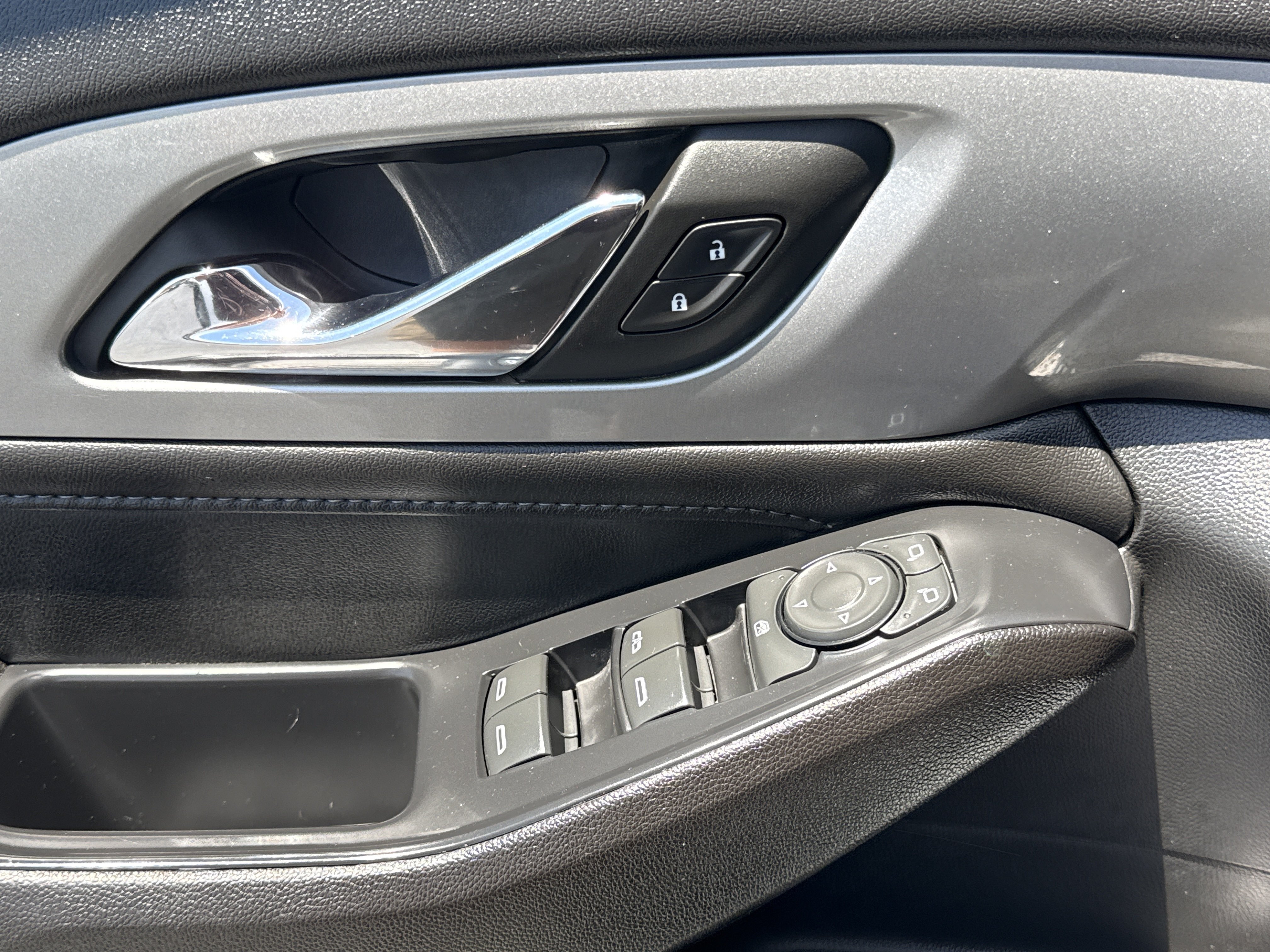 Used 2022 Summit White Chevrolet LT AWD image 17