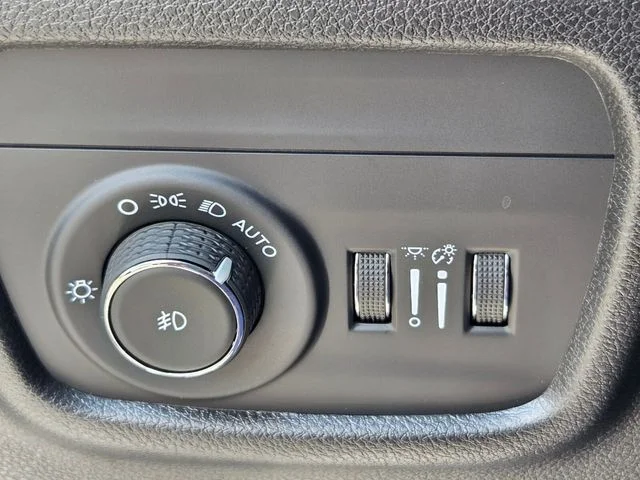 Used 2025 Silver Jeep Limited image 29