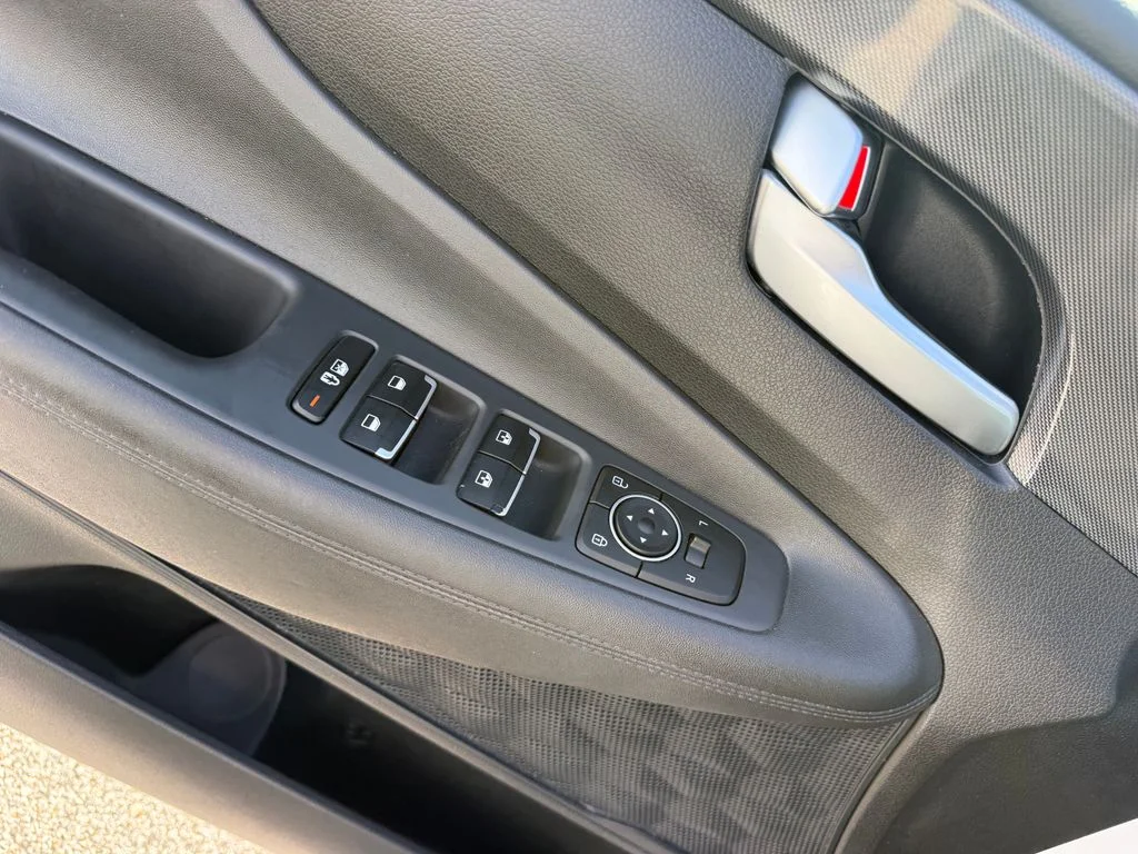 Used 2023 White Hyundai SEL image 6