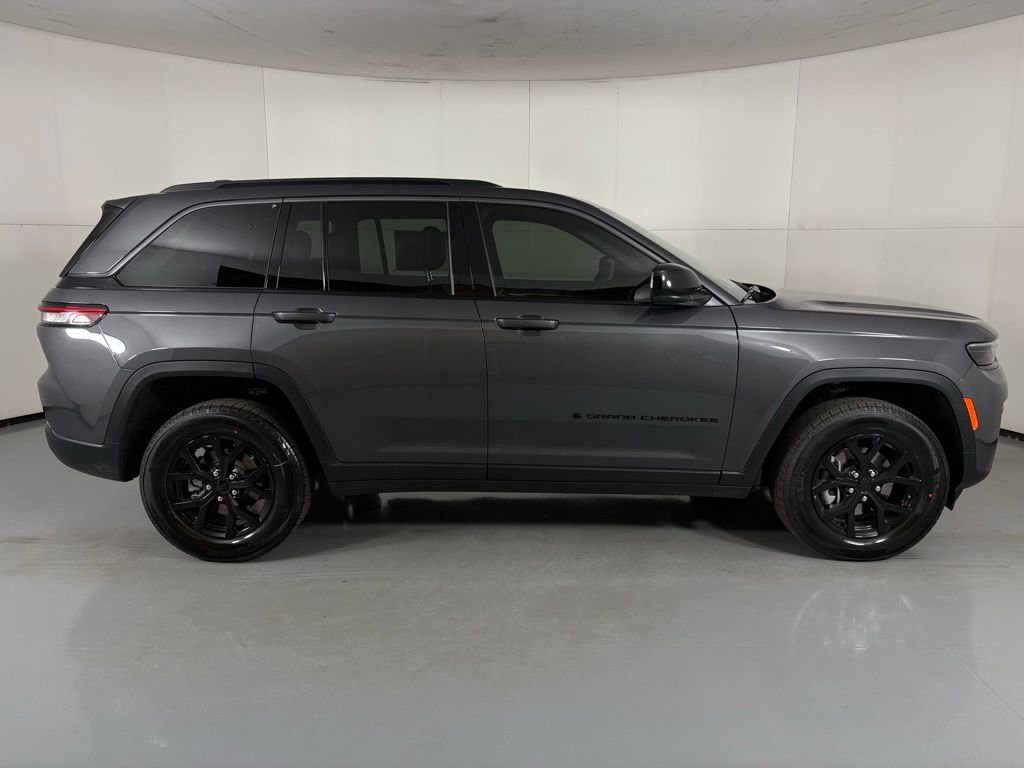 New 2026 Baltic Gray Metallic Clear-Coat Exterior Paint Jeep Altitude image 9